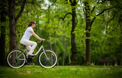 miastowy jechać na rowerze nastoletni chłopak i rower w mieście zdjęcie stock obraz złożonej