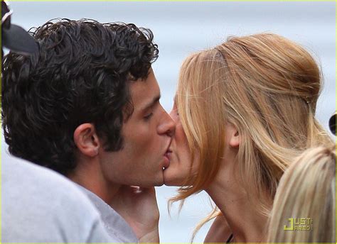 Blake Lively And Penn Badgley Kiss Like Crazy Photo 2038901 Blake