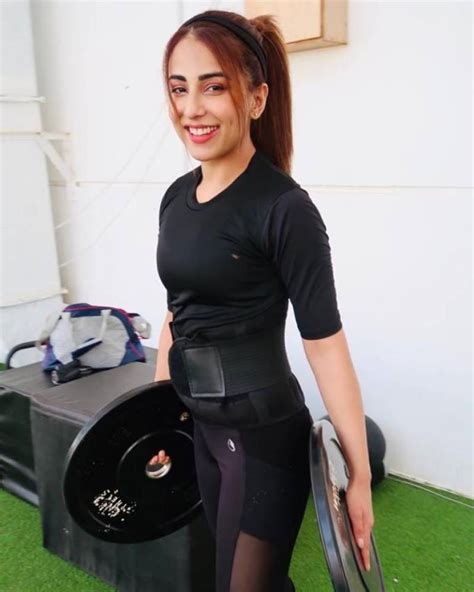 Ushna Shah Wearing Her Gym Wear Looks More Pretty And Hotter