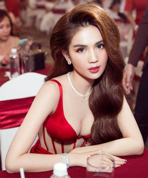 Hot Showbiz Ngọc Trinh Bất Ngờ Bị Khui ảnh Nóng Bỏng Gây Nhức Mắt Dân Tình