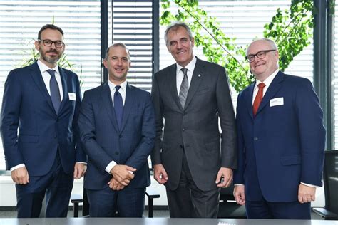 Rainer seele is 59, he's been the chairman of the executive board, chief executive officer, and chief marketing officer of omv ag since 2019. OMV, Snam und TAG unterzeichneten eine Absichtserklärung ...