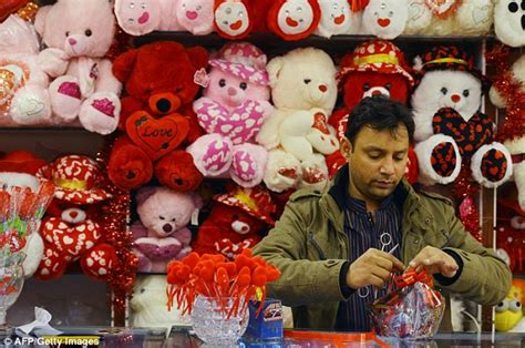 Pakistan Bans All Public Valentines Day Celebrations Daily Mail Online