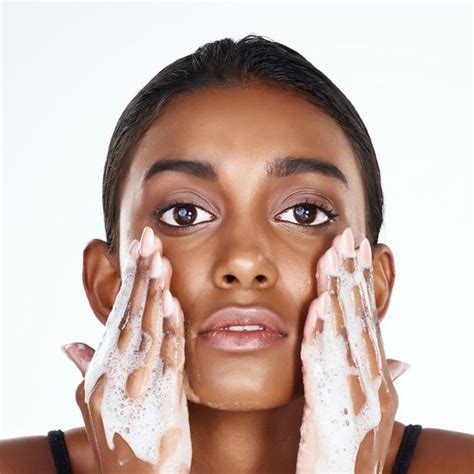 How To Cleanse Your Face Properly At Home