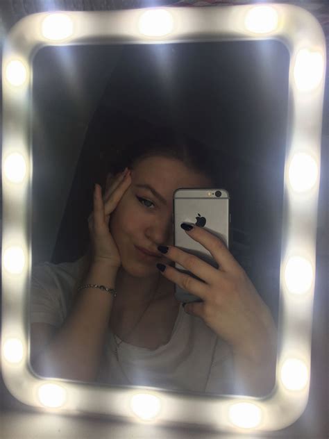 Девушка зеркала селфи зеркало с подсветкой с лампами девушка зеркало селфи фотовзеркале