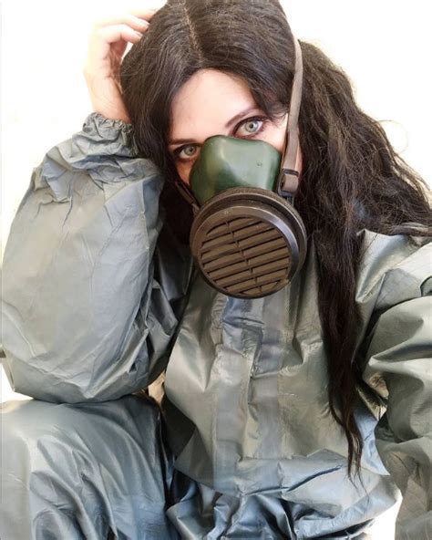 Pin Von Gasmask Caps Auf Levit Gas Mask Woman Gasmaske Masken Schutzanzug