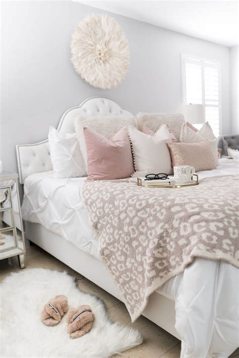 Aesthetic Cozy White Bedroom Decor Ideas