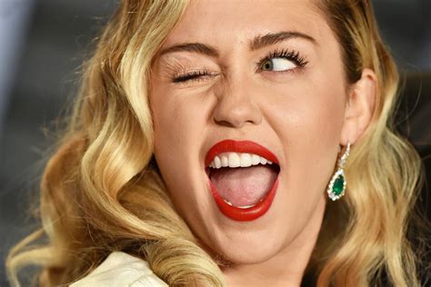 Miley Cyrus Hits Back At Mail Onlines Report That She Is Pregnant