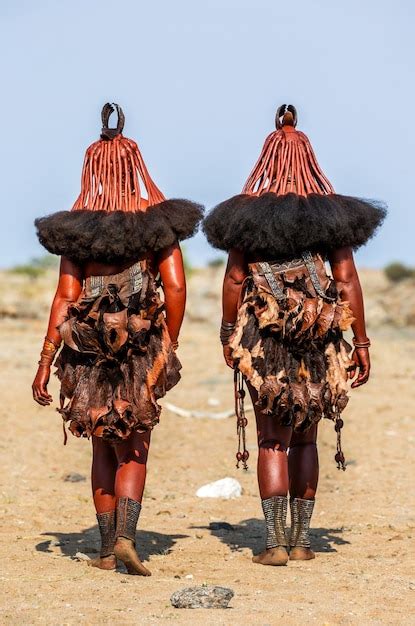 Dos Mujeres De La Tribu Himba Caminan Por El Desierto Foto Premium