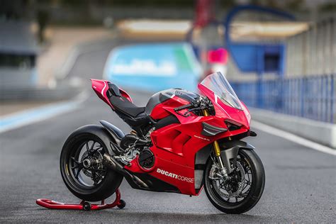 A smaller engine displacement version complies with the superbike category competition regulations which state over. DUCATI PANIGALE V4 R 2020 → Preços, Ficha Técnica, Consumo ...