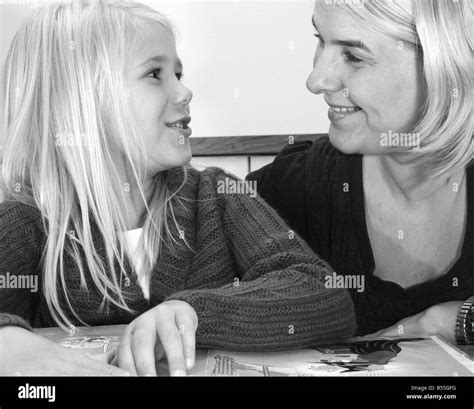 mère aidant sa fille à faire ses devoirs banque d images noir et blanc alamy