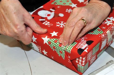 How To Wrap Christmas Presents A Video Guide To Gift Wrapping