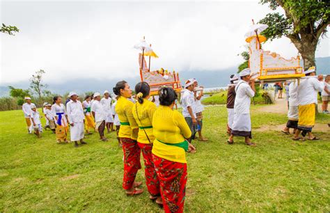 Balinese Hindu Procession Editorial Stock Photo Image Of Hindu 77587833