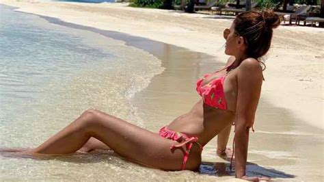 La Mujer De Messi Incendia Instagram Con Una Foto En Bikini En La Playa