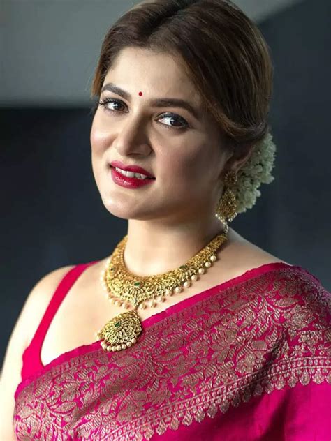 Srabanti Chatterjee Looks Beyond Words In Sarees Toiphotogallery