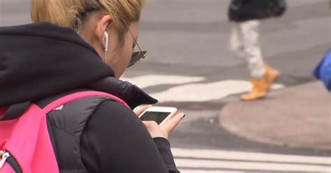 The Dangers Of Walking While Texting And Talking Cbs News