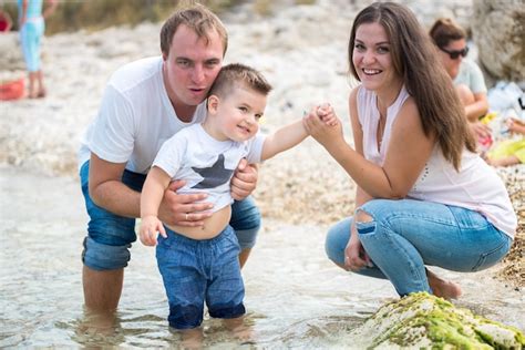 Familia Feliz De Pie Sobre Un Pontón De Madera Frente Al Mar En Verano