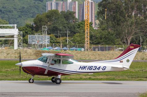 Our airport tugs and tug tow tractors are known for superior functionality and reliability. Cessna 172 | Paint schemes, Cessna, Airplane painting
