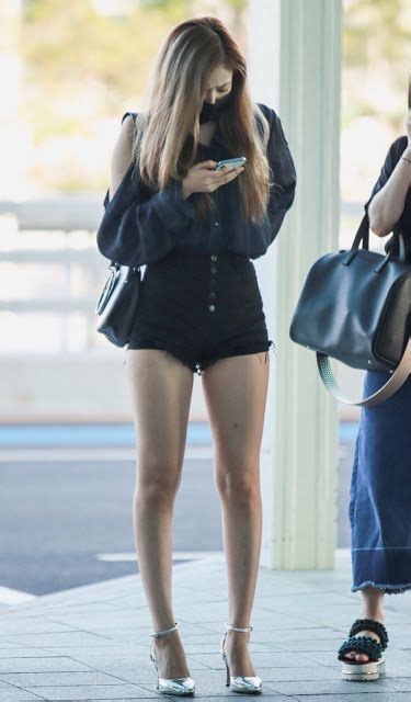 Kpop Idol Stuns With Her Pretty Legs Korean Girl Fashion Pretty