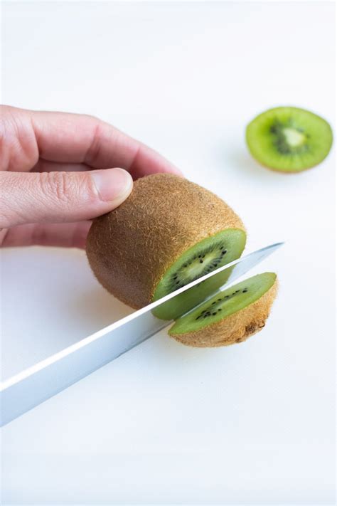 How To Cut A Kiwi 3 Quick Ways Evolving Table