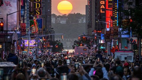 Manhattanhenge New Yorkers Gather To Snap Beautiful Sunset Bbc Newsround
