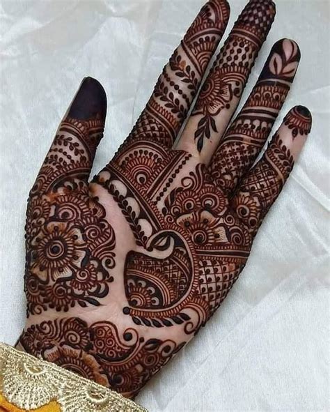 These designs are not preferable to traditional weddings. Latest Mehndi Designs 2020 For Front And Back Hand (20)