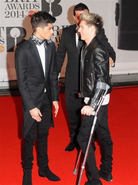 One Directions Niall Horan On Crutches Chats To Bandmate Zayn Malik