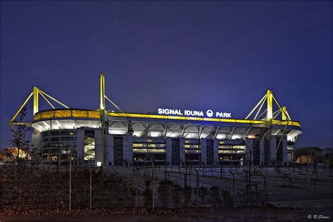 Situated directly next to stadion rote erde, the westfalenstadion is composed of four roofed grandstands, each facing the playing field. BVB das Stadion Foto & Bild | architektur, profanbauten ...