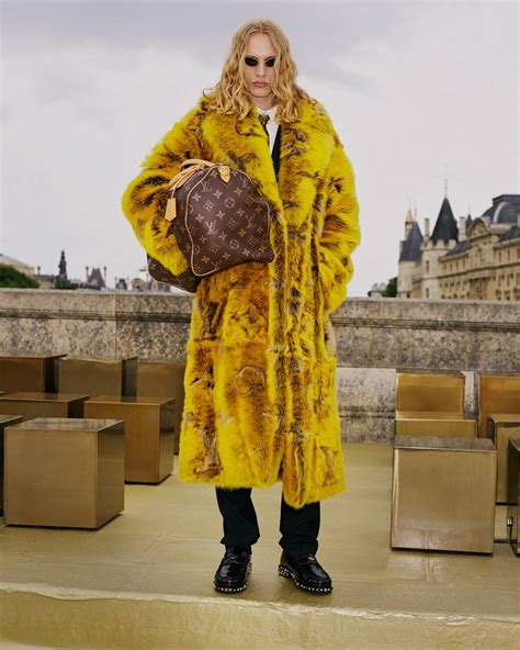 Louis Vuitton Ouvre La Marche De La Paris Fashion Week Homme Avec La