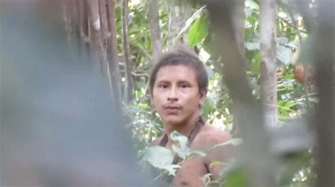 Un Miembro De Los Awa La Tribu Más Aislada Del Amazonas Grabado En Vídeo