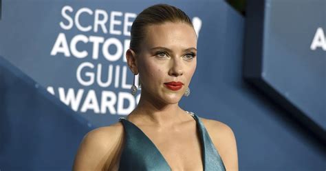 Scarlett Johansson Confirma Que El Cárdigan Es La Prenda Ideal Para El