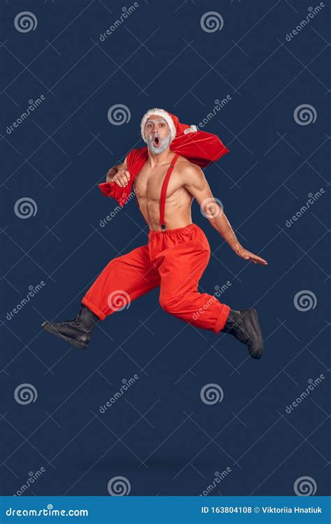 Estilo Libre De Navidad El Joven Santa Claus Desnuda El Cuerpo Superior Muscular En El Sombrero
