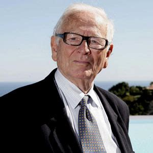 First couturier to bring women fashion down into the street and revolutionize men's style. Nécrologie de Pierre Cardin - Nécropédia