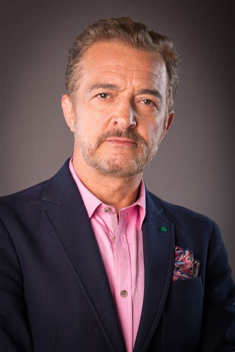 No passado dia 20 de julho, rogério samora sofreu uma paragem cardiorrespiratória e, desde então, permanece internado e com prognóstico reservado. Conheça as personagens de «Poderosas» (com fotos)