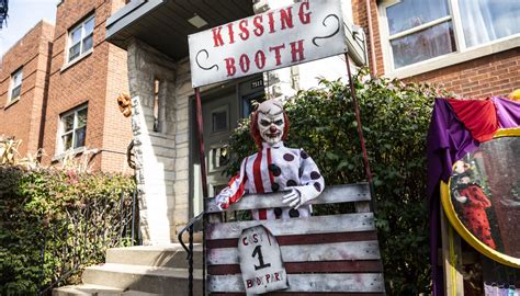 Chicagos Best Halloween Decorations Homes And Yards Get Spooky With