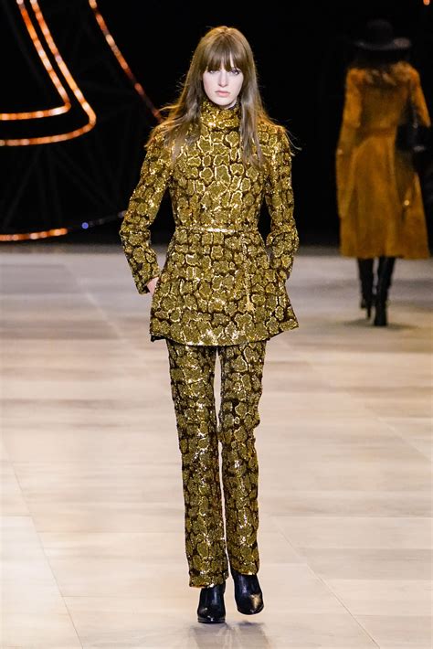 Le tendenze della moda autunno inverno 2020/2021 riguardano non solo i tessuti e i colori, ma anche i dettagli che caratterizzano vestiti, maglie, giacche. La sfllata moda Celine Autunno-Inverno 2020/2021 | DireDonna
