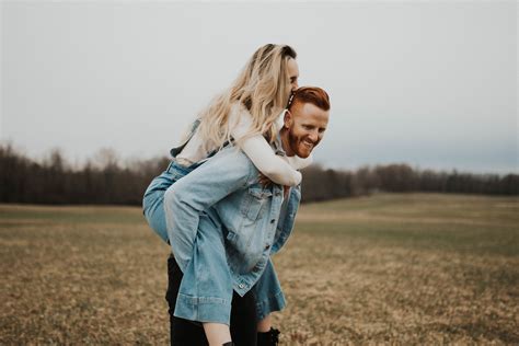 Playful Couples Shoot Poses. Couples Shoot Outfits. Couples Shoot Ideas. Fall Engagement Photos 