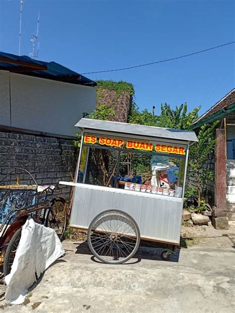 Buat yang sering melakukan aktivitas di jalanan, pasti udah akrab banget dengan berbagai macam kendaraan yang lalu lalang. Bikin Ngakak! 10 Tulisan Gerobak Jualan yang Lucu Abis!