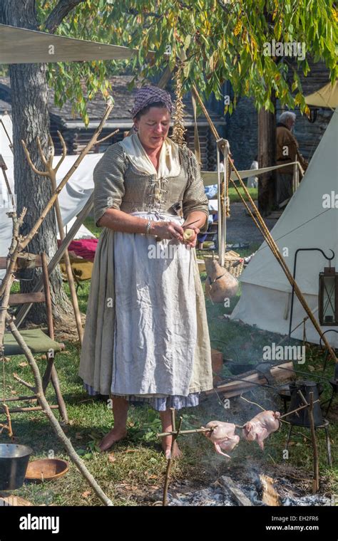 Pioneer Woman Cooking At The Reenactment Of The 1778 Siege Of Fort Boonesborough Kentucky Stock
