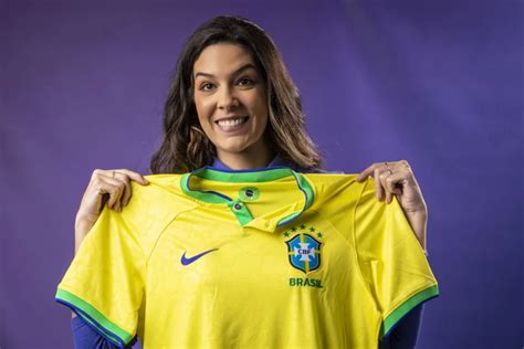 Renata Silveira Será A Primeira Mulher A Narrar A Copa Do Mundo Pela Rede Globo Escrevendo