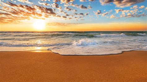 壁纸 美丽的夕阳海滩，海岸，海，海浪，沙滩，阳光 3840x2160 Uhd 4k 高清壁纸 图片 照片
