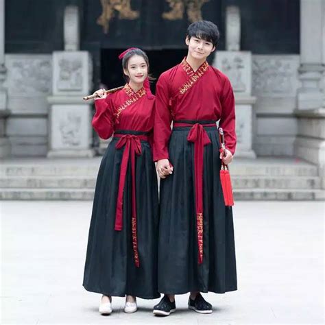 Pertama kali diperkenalkan oleh seorang politikus korea di zaman jeoseon yang pakaian ini biasanya diperbuat daripada kain lembut seperti kain sutera. Pakaian Tradisional Cina Hanfu