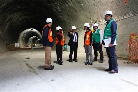La noche de este lunes se registró un accidente en la línea 12 del metro, los primeros reportes llegaron de las rede sociales donde videos muestran cómo la estructura se desplomó entre las estaciones. Supervisan Presidente de México y Jefa de Gobierno ...