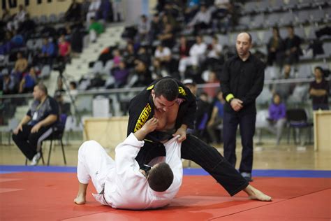 Brazilian jiu jitsu competitions generally start with both practitioners standing. antrenament Brazilian Jiu Jitsu