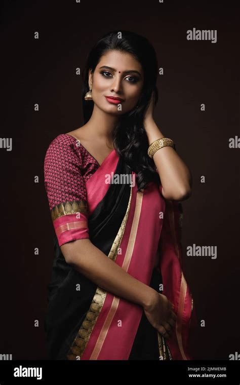 Sari Wearing Woman Hi Res Stock Photography And Images Alamy