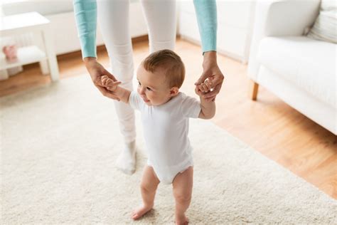 Perlukah Alat Belajar Jalan Bayi Moms Supermom