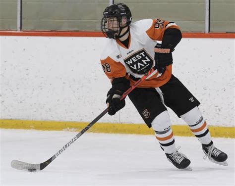 Bedard shows his insane shooting setup and we take a look at how the first connor bedard came up special once again this time in overtime against yale academy. Hockey30 | Connor Bedard continue d'étourdir les Suédois...