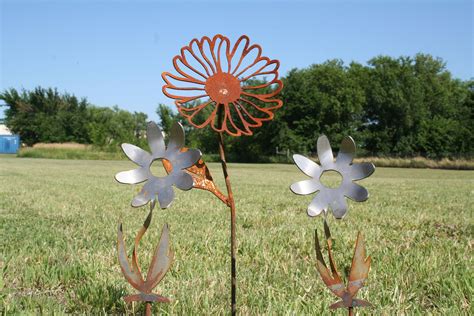 Rustic Metal Garden Flower Daisy Yard Art Daisy Stake T Set For Farm