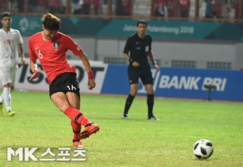 김학범 대표팀 감독은 30일 서울 광화문 kt스퀘어 드림홀에서 도쿄올림픽 최종명단 18인을 발표했다. 한국 이란 황의조, 김학범 감독 삼고초려 가치 입증 - MK스포츠