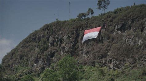 Senin, 17 agustus 2020 13:14. Hanya Butuh 45 Menit untuk Memasang Bendera Merah Putih ...