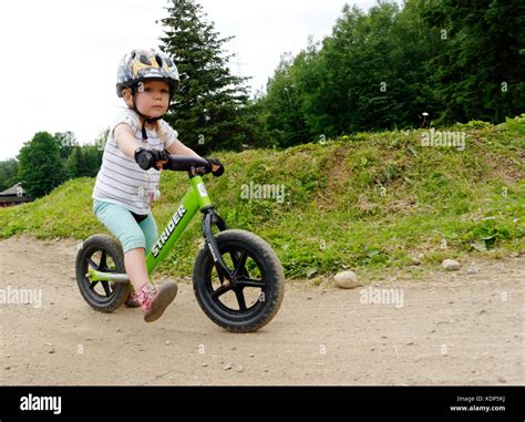 Una Niña De Tres Años Montando Un Equilibrio Bike Fotografía De Stock